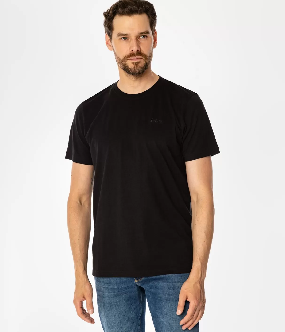T-shirt z małym haftowanym logo OBUTCH 0875 BLACK-Lee Cooper Discount