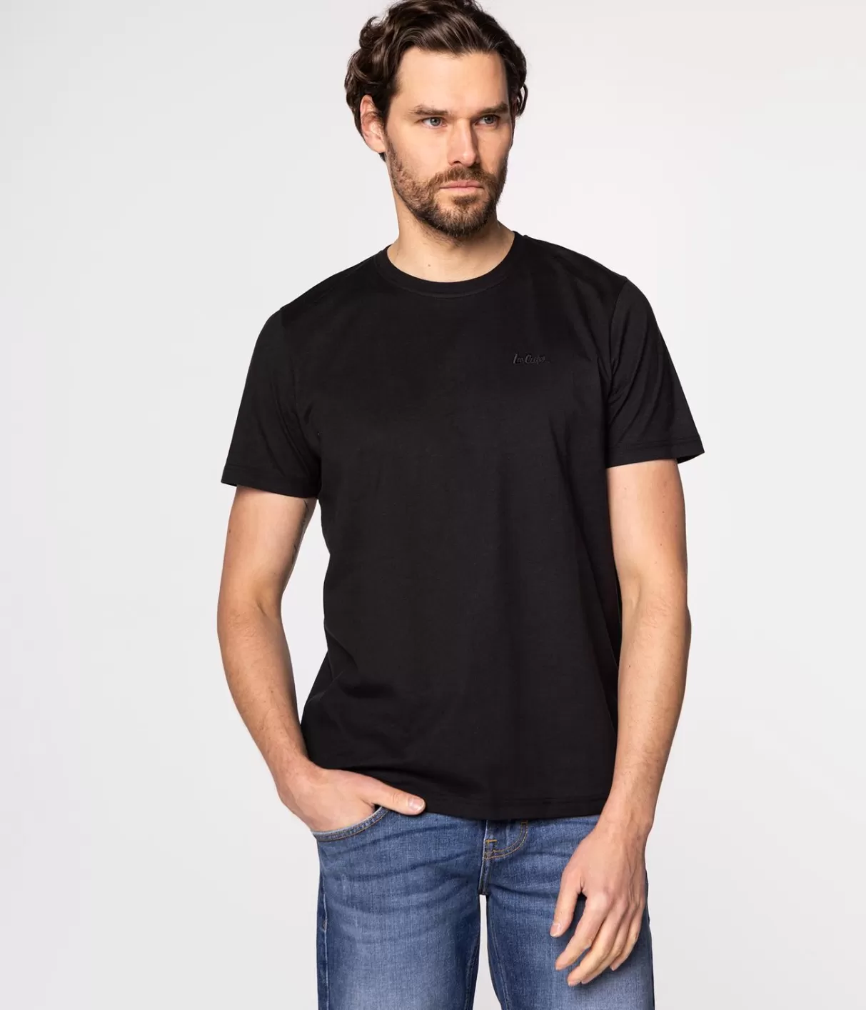 T-shirt z małym haftowanym logo OBUTCH 0875 BLACK-Lee Cooper Clearance