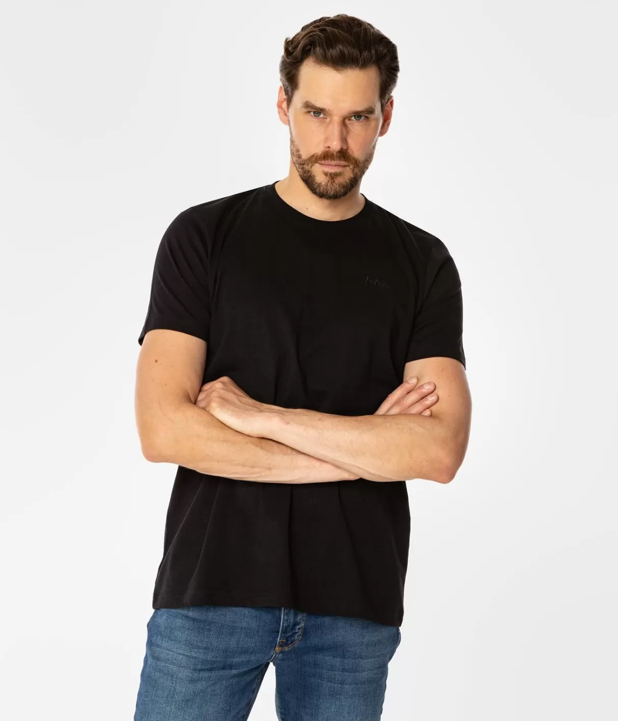 T-shirt z małym haftowanym logo OBUTCH 0875 BLACK-Lee Cooper Discount